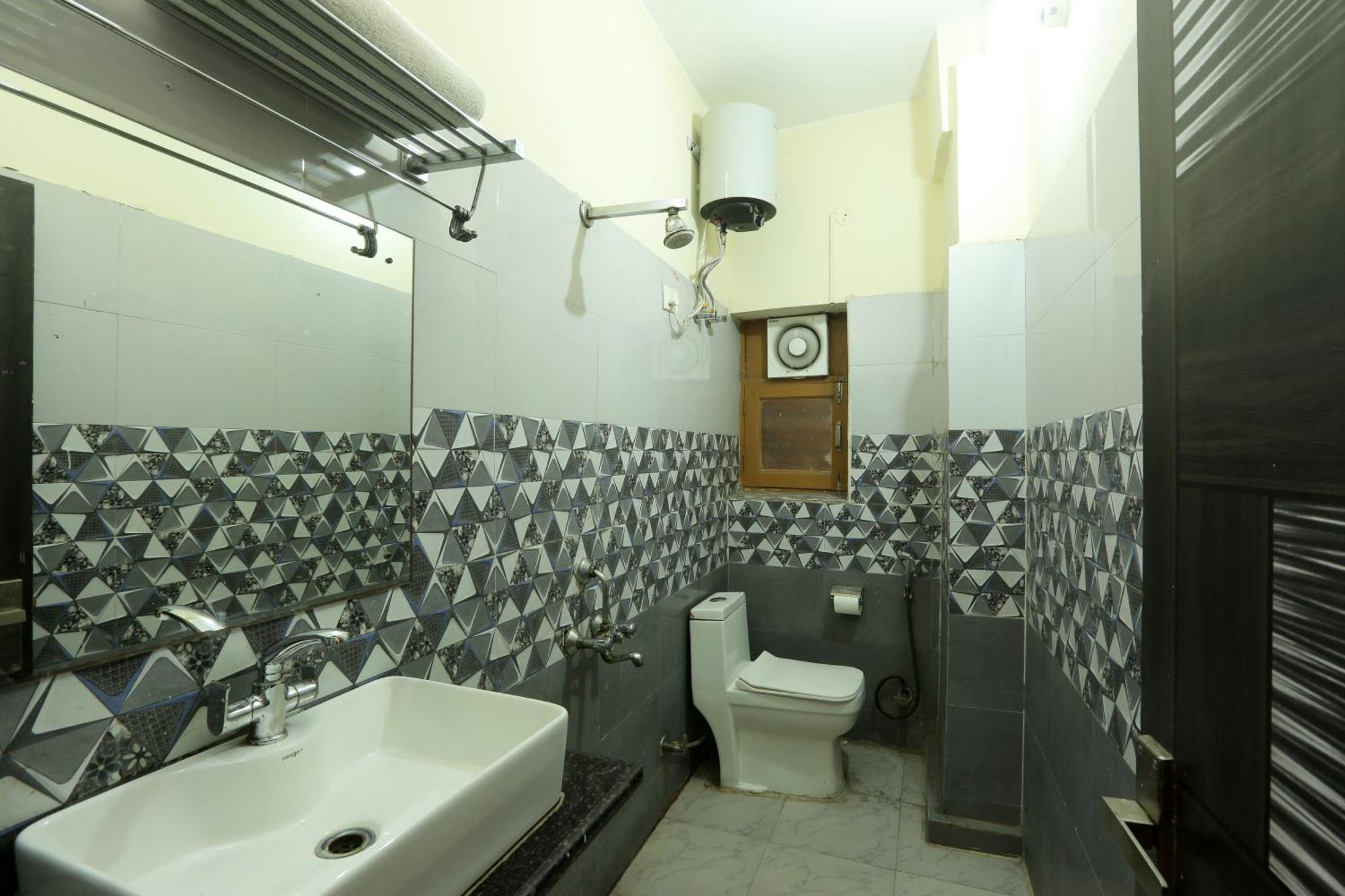 Hotel Lemon Suites & Banquet Noida Sector 62 Exterior photo