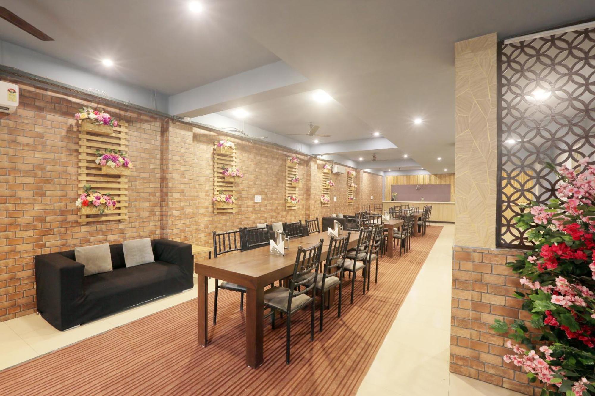 Hotel Lemon Suites & Banquet Noida Sector 62 Exterior photo